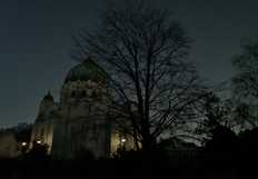 Kirche seitlich Baum.jpg